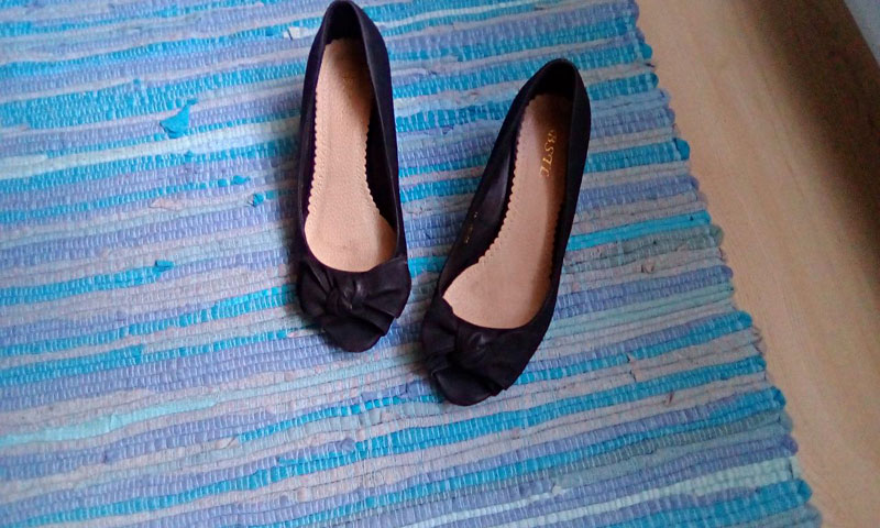 anna-zisis-poetry-annas-shoes